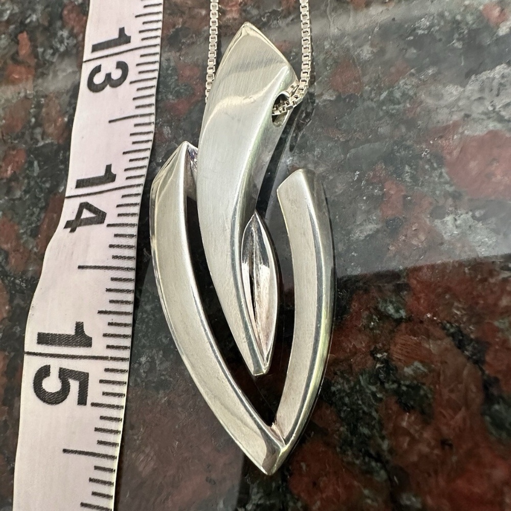 UNID  70s modern Silver pendant and box chain